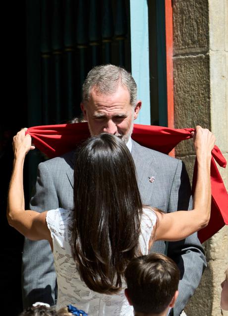 El momento en el que la reina Letizia le colocó el típico pañuelo rojo al rey Felipe. (FOTO: LIMITED PICTURES)