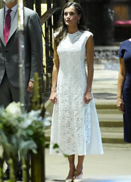 el vestido blanco que Letizia lució en la conmemoración del Privilegio de la Unión de Pamplona es de Sfera.