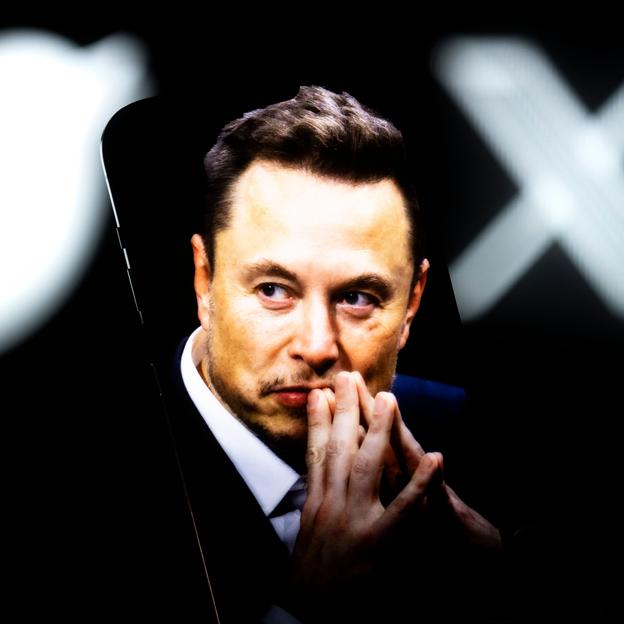 Elon Musk junto al nuevo logo de X tras el reciente rebranding de Twitter. 