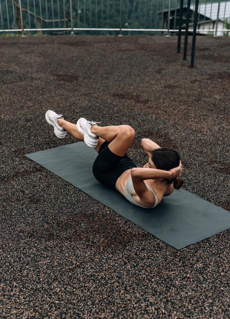 Mujer haciendo abdominales/PEXELS