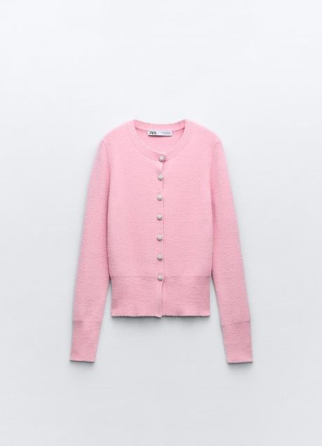 Chaqueta rosa con botones joya de Zara (27,99 euros)