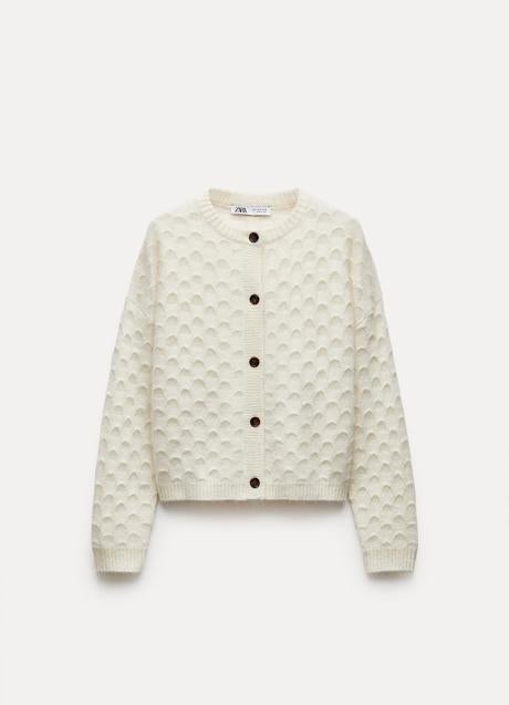 Chaqueta blanca con botones en contraste de Zara (39,95 euros)