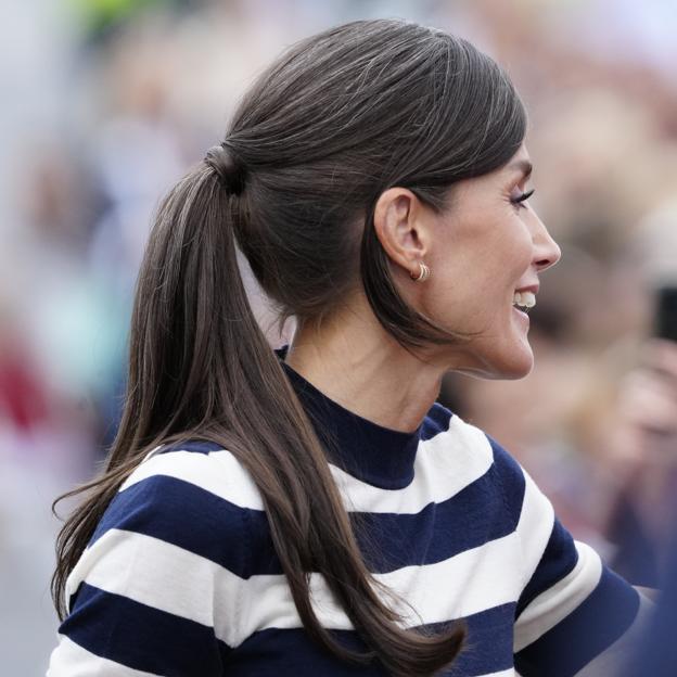 La coleta de Letizia con un mechón que queda suelto.