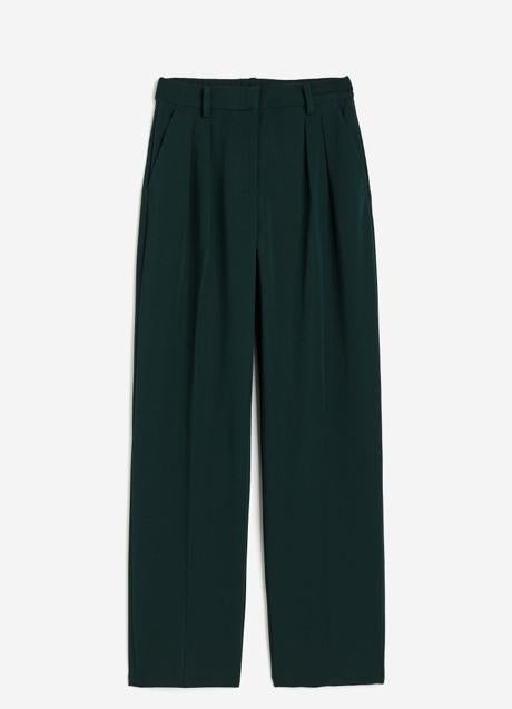 Pantalón de vestir en color verde oscuro de H&M (29,99 euros)