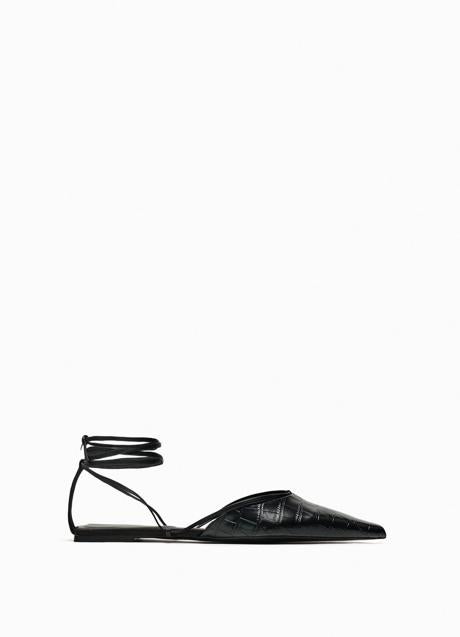 Zapatos negros destalonados de Zara (29,99 euros)