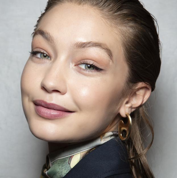 Gigi Hadid con un maquillaje efecto buena cara.