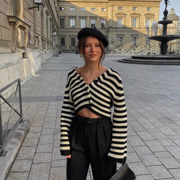 La influencer lleva un look con jersey de rayas