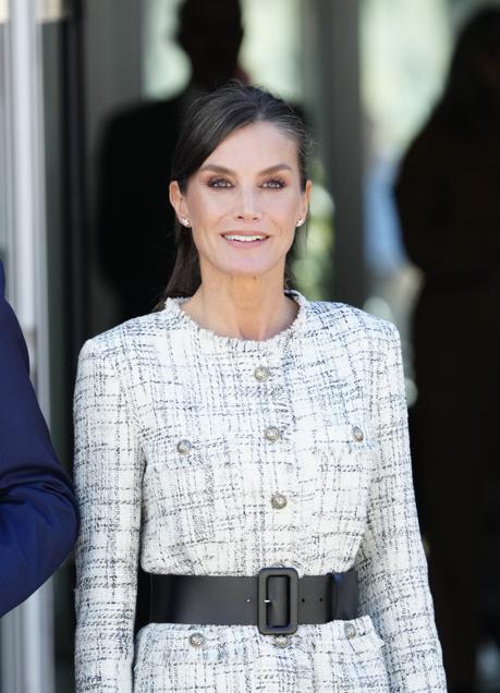 La reina Letizia se ha puesto un cinturón de Hugo Boss sobre la chaqueta. / LIMITED PICTURES