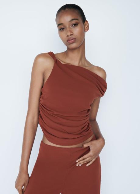 Top asimétrico de Zara (15,99 euros)