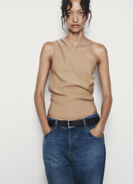 Top asimétrico en color nude de Zara (19,99 euros)