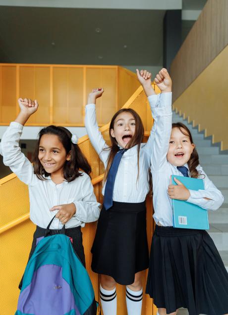 Niñas con uniforme escolar/PEXELS