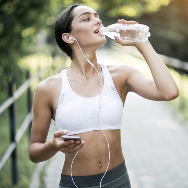 La ciencia por fin aclara si beber agua te ayuda a adelgazar más rápido