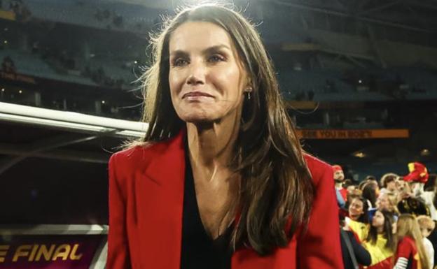 La reina Letizia triunfó con su espontaneidad y su traje rojo durante la final de Sídney del Mundial de fútbol femenino que ganó la selección española. 