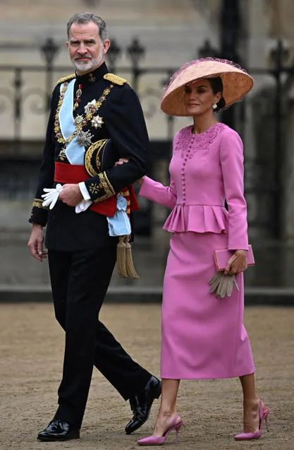 La reina Letizia con un total look rosa durante el acto de coronación de Carlos III. / GTRES