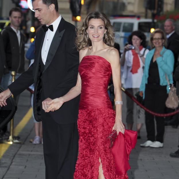 Cómo vestía Letizia en 2003 y cómo lo hace en 2023: todos los diseñadores que han vestido a la reina en dos décadas 