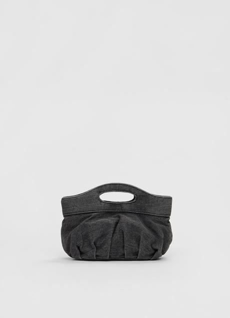 Bolso en tejido vaquero de Stradivarius (15,99 euros)