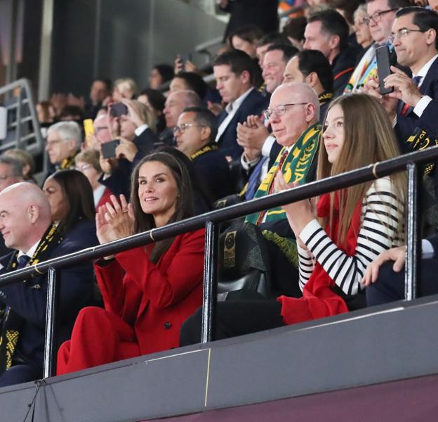 Letizia y Sofía, en la grada del estadio Accord de Sídney, durante la final del Mundial de fútbol femenino. 