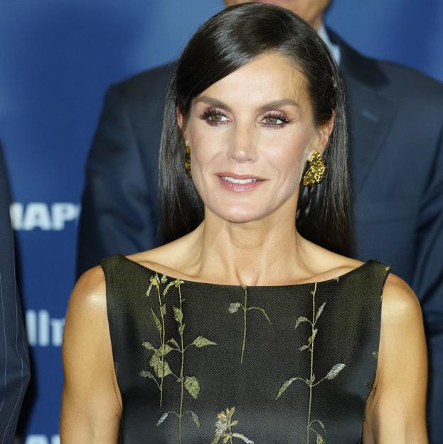 La reina Letizia, guapísima en Barcelona con un vestido negro bordado y los pendientes más bonitos que ha llevado