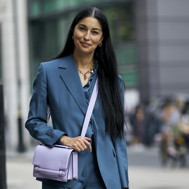 Una mujer con el cabello largo y saludable.