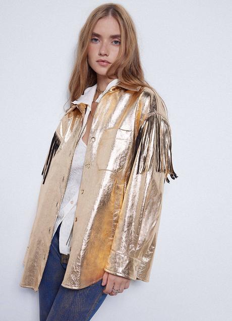 Chaqueta de efecto piel dorado con flecos