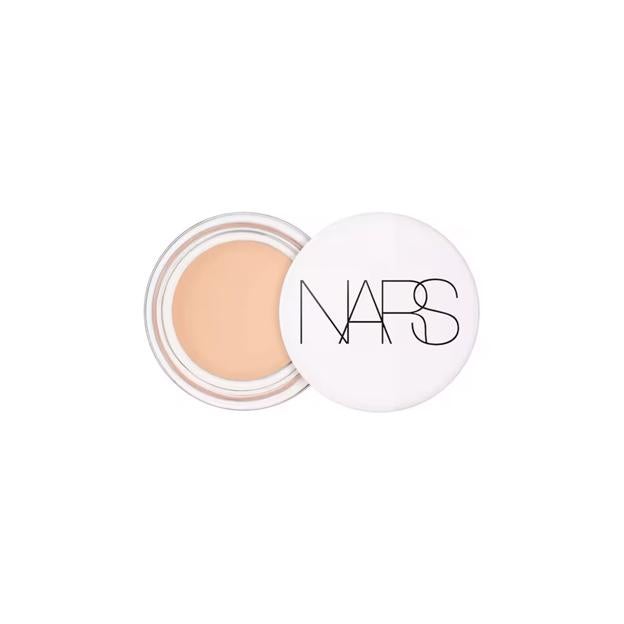 Iluminador para la zona del contorno de ojos de Nars.