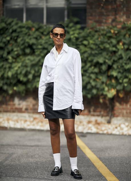 Mocasines con hebilla y combinados en total look blanco y negro.