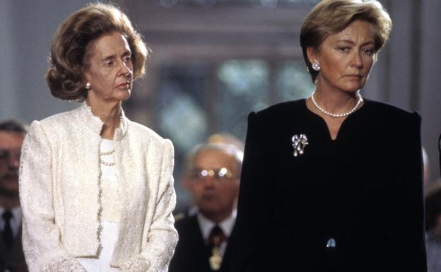 La reina Fabiola junto a la princesa Paola en el funeral de Balduino de Bélgica.