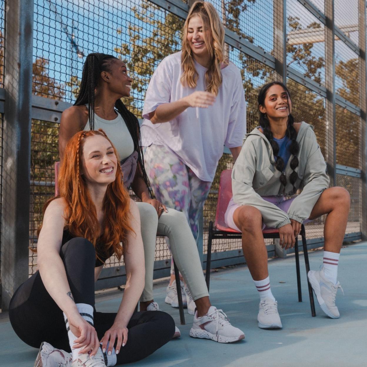 Cuatro mujeres charlando y riendo después de entrenar. /@decathlones