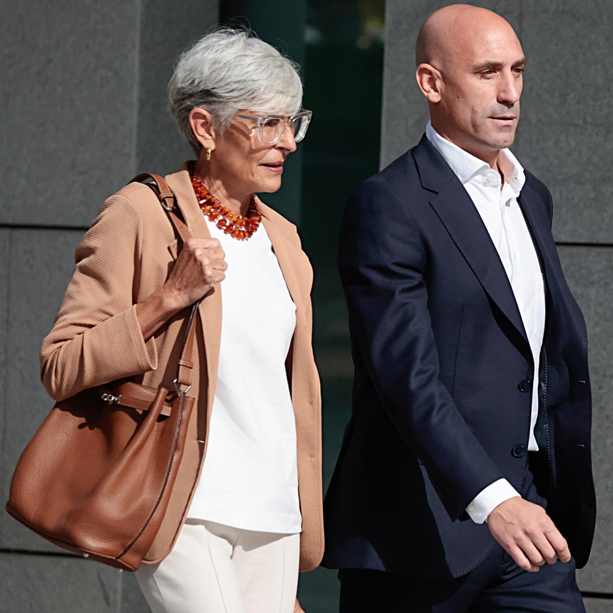 Luis Rubiales ha elegido a la implacable abogada catalana Olga Tubau para defenderle en el juicio penal por su presunto beso forzado a Jenni Hermoso. /GTRES