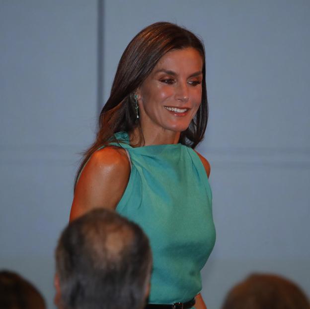 El vestido de Zara de la reina Letizia: estrena un look muy favorecedor con el color que resalta el moreno