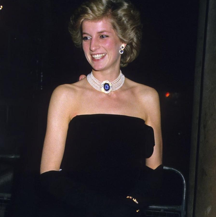 Del vestido de fiesta más impresionante de Diana de Gales a los bolsos favoritos de Grace Kelly: las joyas de la subasta más exclusiva del año