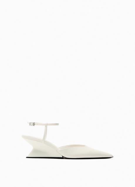 Zapato de tacón con cuña en blanco de Zara. Foto: Zara.