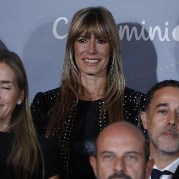 Begoña Gómez copia a la reina Letizia y se pone el vestido negro más original que puedes comprar en Stradivarius