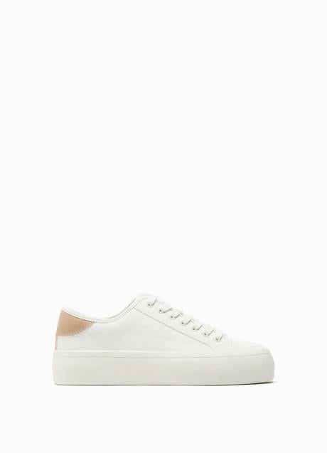 Zapatillas blancas de Zara (29,99 euros)