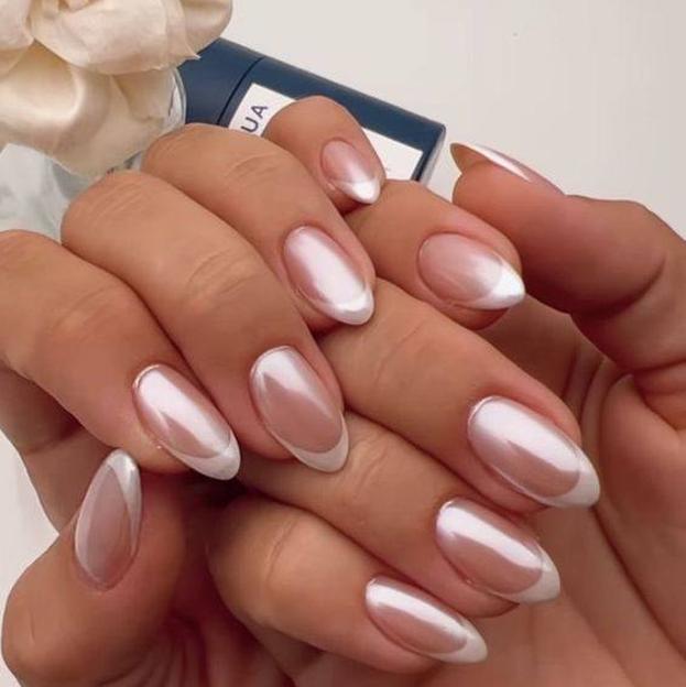 Tendencia de manicura francesa para otoño con uñas perladas