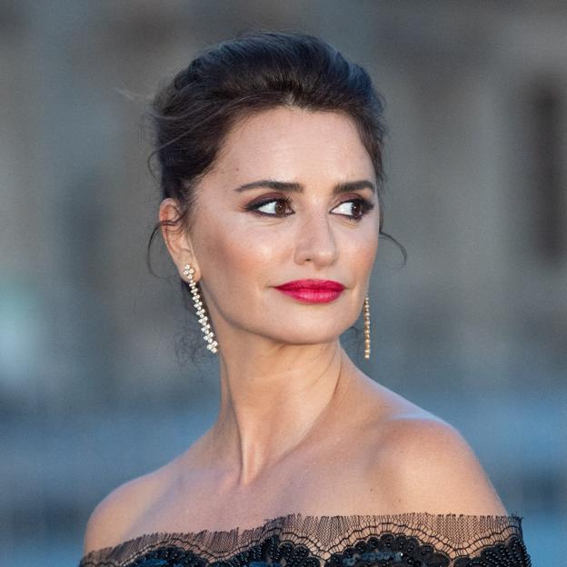 Penélope Cruz reaparece espectacular en París con un look de encaje negro precioso