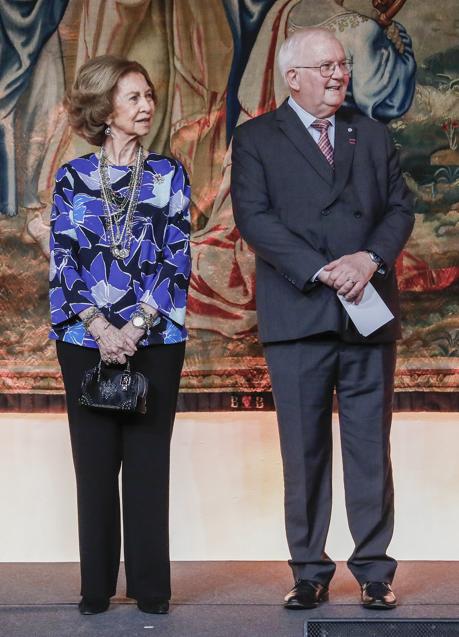 La reina Sofía con un ablusa estampada en color azul. / GTRES