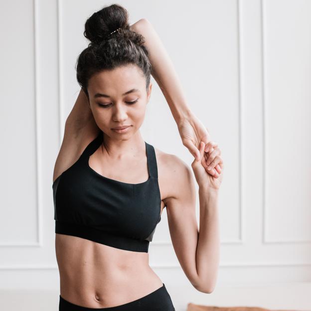 Mujer entrenando brazos