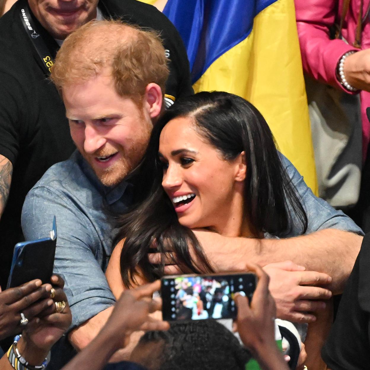 Meghan Markle y el príncipe Harry se pasearon triunfalmente por Düsseldorf, donde se celebraron los Juevos Invictus. /gtres