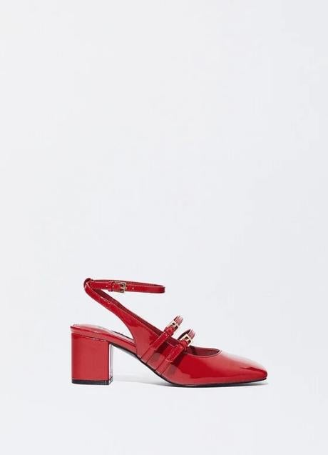 Zapatos rojos con hebillas de Parfois (35,99 euros)