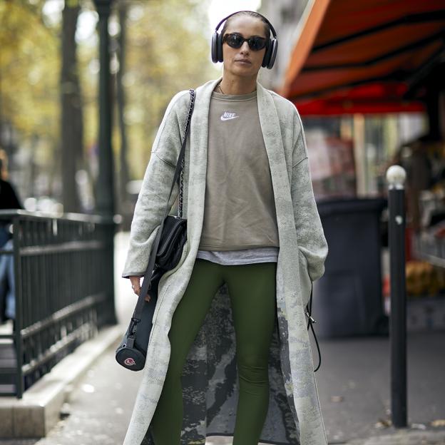 Este es el look más ponible de todos: un conjunto para hacer deporte que puedes llevar a la oficina o a una cena