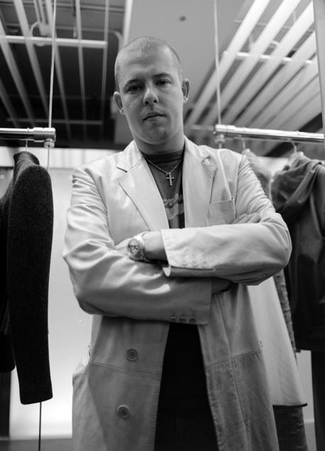 Alexander McQueen en su primera boutique en Londres, en 1999. Foto: Getty