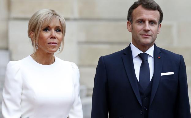 El primer ministrofrancés, Emmanuel Macron, junto a su esposa, Brigitte Macron. 