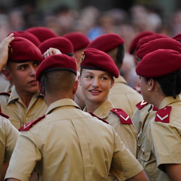 La princesa Leonor, rodeada de sus compañeros de promoción en la Academia General Militar del Ejército de Tierra a su llegada a la Plaza del Pilar, frente a la Basílica de Zaragoza. 