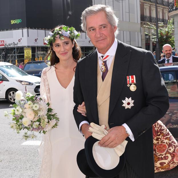 El vestido de novia de Clotilde Entrecanales: inspiración natural, ausencia de joyas y un tocado de flores protagonista