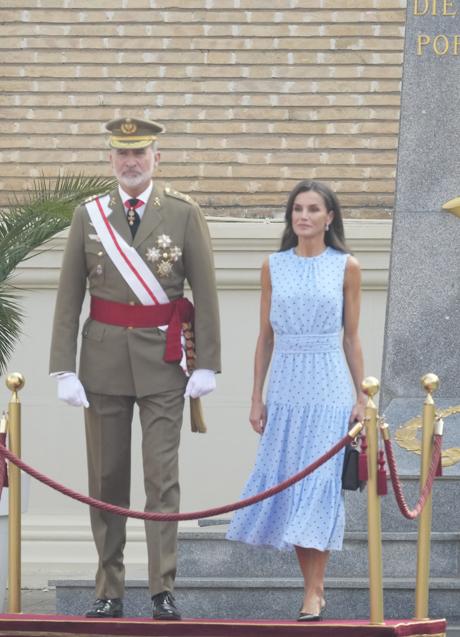 La reina Letizia con vestido de lunares en la jura de bandera de la princesa Leonor. Fot: Limited Pictures.