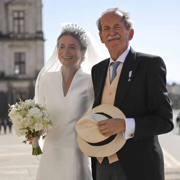 El vestido de novia clásico de María Francisca de Braganza recuerda al Pertegaz de la reina Letizia