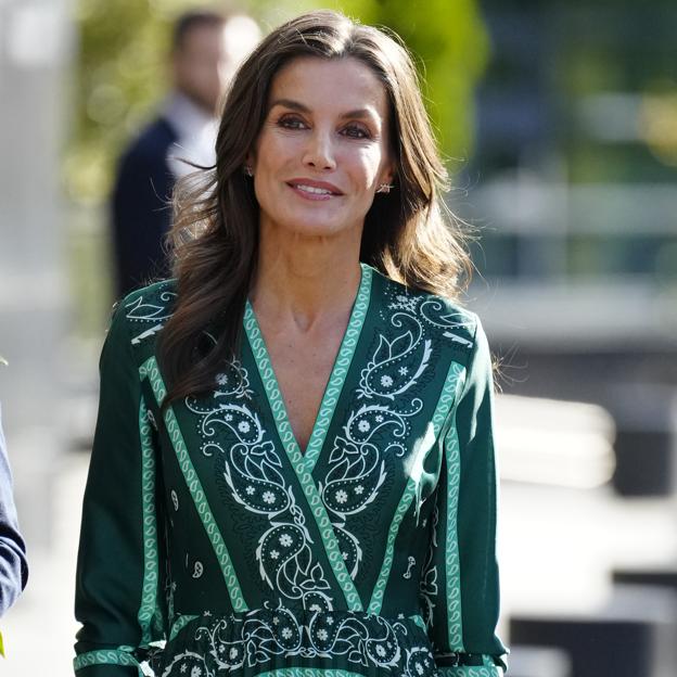 La reina Letizia recicla su vestido bordado favorito y los zapatos kitten heel para el Día Mundial de la Salud Mental