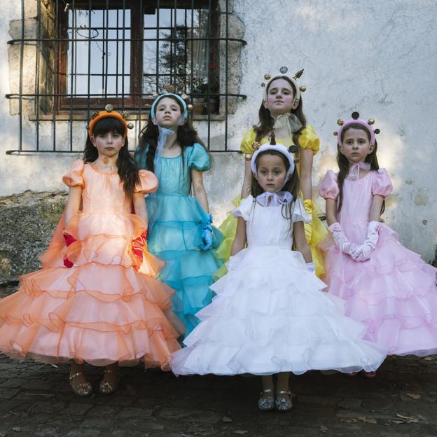 Cinco de las niñas que integran la familia Puig Baró, cuya madre es la protagonista de La Mesías. 