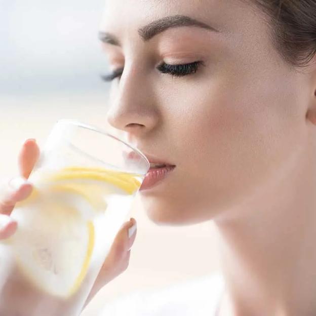 Agua con pepino y limón, la infusión fría que adelgaza, refresca y cuida tu piel